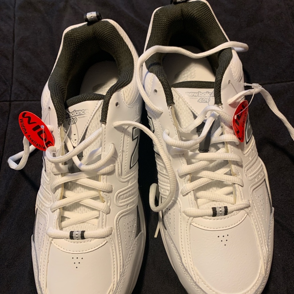 NEW in box Men's White and Black Athletic Shoes
New Balance size 10.5 W